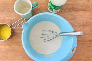 Milch und Wasser unterr&uuml;hren.