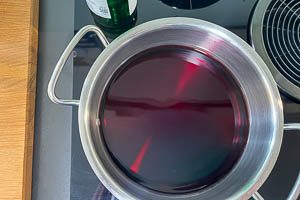 Rotwein und Rum in einen gro&szlig;en Topf gie&szlig;en