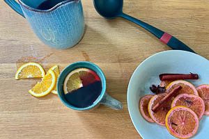 Gl&uuml;hwein durch ein Sieb gie&szlig;en