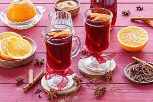 Gl&uuml;hwein warm servieren