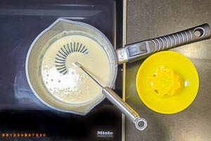 Zitronensaft dazugeben und 10 Minuten k&ouml;cheln lassen