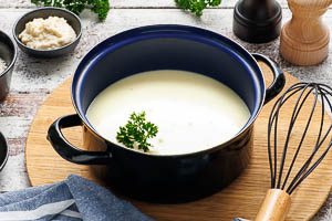 Meerrettichso&szlig;e warm servieren, beispielsweise zu Tafelspitz. Guten Appetit!