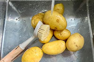 Kartoffeln gr&uuml;ndlich waschen