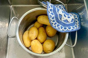 Wasser abgie&szlig;en und Kartoffeln im Topf ausdampfen lassen