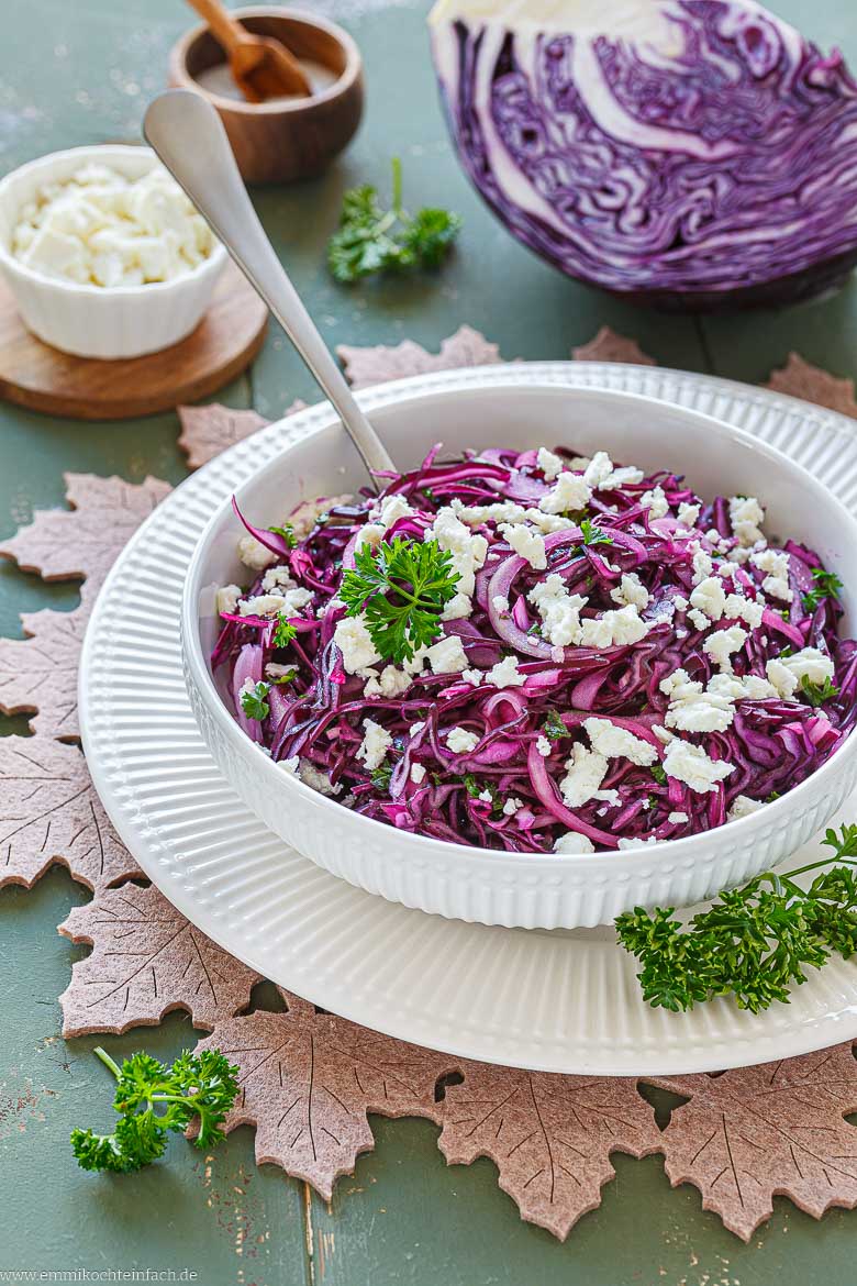 Frische Beilage mit Blaukraut und Schafsk&auml;se