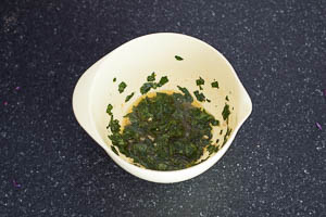 Dressing aus Oliven&ouml;l, Salz, Paprikapulver, Zitronensaft, Knoblauch und Petersilie anr&uuml;hren