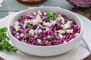 Fertig ist dein leckerer Rotkohlsalat mit Schafsk&auml;se