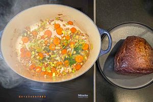 Sauerbraten-Gem&uuml;se im Br&auml;ter scharf anbraten