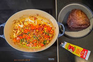Tomatenmark zum angebratenen Gem&uuml;se geben