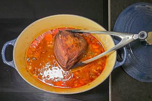 Sauerbraten im Br&auml;ter wenden