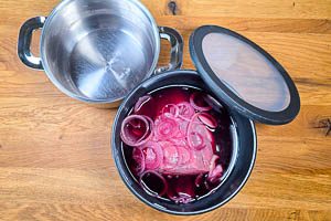 Fleisch in einer Sch&uuml;ssel mit Deckel marinieren