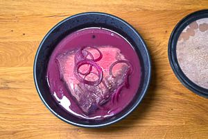 Gebeizten Sauerbraten aus dem K&uuml;hlschrank holen