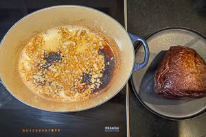 Fleisch nach dem Anbraten aus dem Br&auml;ter nehmen