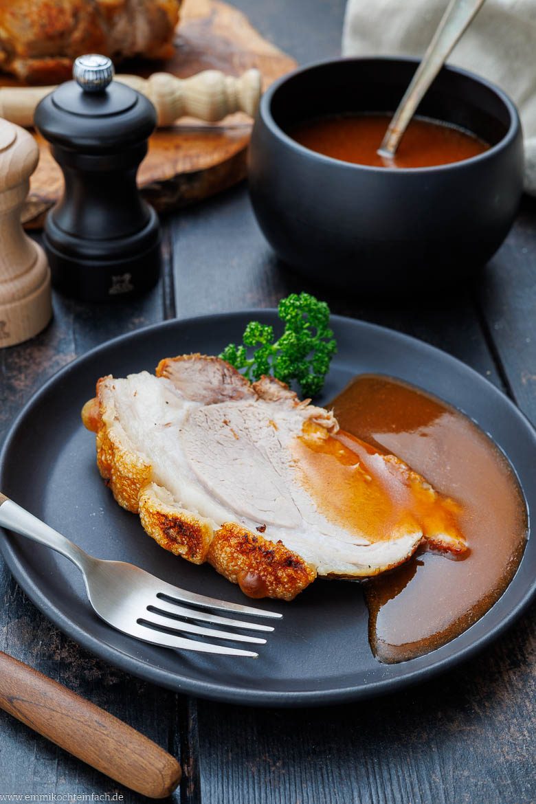 Krustenbraten mit leckerer brauner So&szlig;e.