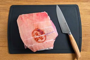 Krustenbraten quadratf&ouml;rmig einschneiden