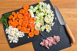 Gem&uuml;se und Speck vorbereiten