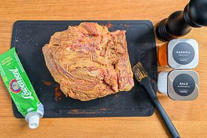 Braten w&uuml;rzen und mit Senf einstreichen