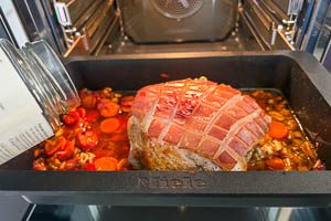 Mit Bratenfond den Krustenbraten angie&szlig;en