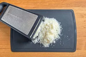 Parmesan fein reiben