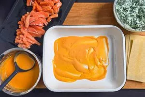 Lasagne schichten und mit der Soße beginnen