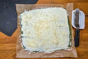 Frischk&auml;se gleichm&auml;&szlig;ig auf der gestockten Spinat-Ei-Masse verteilen