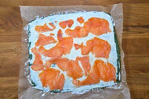 R&auml;ucherlachs auf der Frischk&auml;se-Schicht verteilen