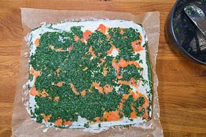 Restlichen Spinat auf dem R&auml;cuherlachs verteilen