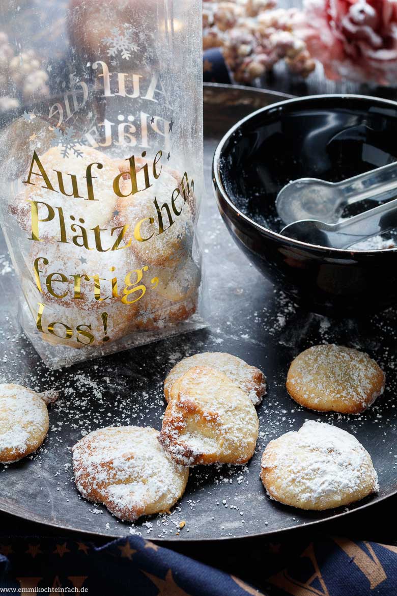 Mandel-Frischk&auml;se-Pl&auml;tzchen servieren oder verschenken