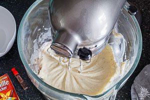 Zucker, Vanillezucker und Bittermandelaroma unterr&uuml;hren