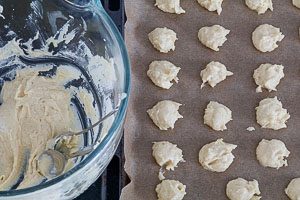 Backbleche mit Backpapier auslegen und Teig-H&auml;ufchen darauf portionieren