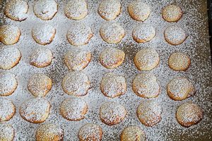 Pl&auml;tzchen noch hei&szlig; mit Puderzucker best&auml;uben
