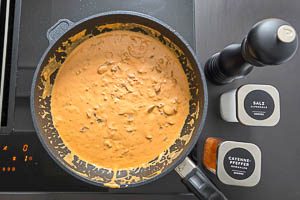 Pilzrahmso&szlig;e mit Gew&uuml;rzen wie Salz, Pfeffer und Cayennepfeffer abschmecken