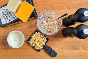 Nudeln mit K&auml;se und Schmand vermengen.
