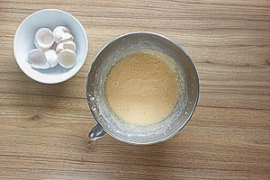 Eier zugeben und einrühren.