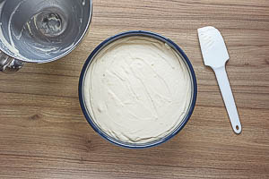 Den Teig in die Form füllen und backen.