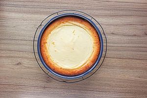 Kuchen in der Form im Ofen auskühlen lassen.