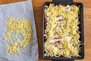 Gouda über die Lasagne reiben und verteilen