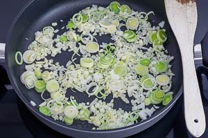 Zwiebeln, Knoblauch und Lauch in Olivenöl andünsten