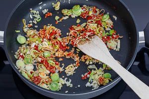 Tomatenmark hinzugeben und mit andünsten