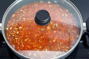 Die Linsenbolognese für die Linsenlasagne aufkochen lassen