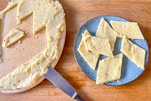 Polenta abkühlen lassen, in Schnitten schneiden und anschließend kross braten