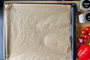 Backblech mit Backpapier auslegen