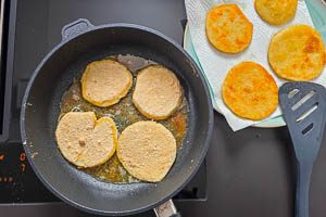 Gebratene Sellerieschnitzel auf Küchenpapier abtropfen lassen