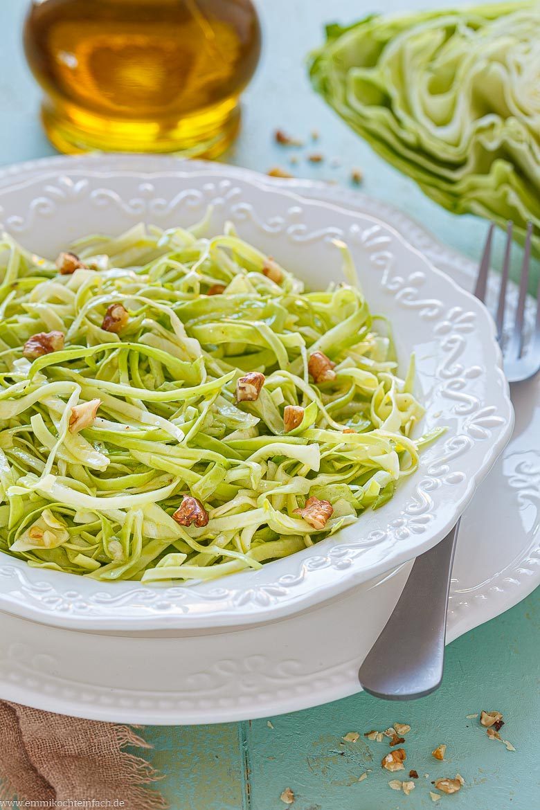 Spitzkohlsalat mit Walnüssen