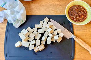 Tofu in Stücke schneiden