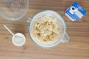 Joghurt und Milch zur Mischung hinzugeben