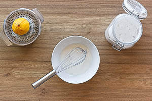 Zuckerguss mit Zitronensaft anrühren
