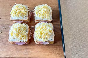 Zuklappen und nochmal mit Béchamelsauce und Käse toppen.
