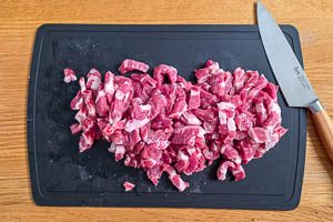Schweinefleisch in Streifen schneiden.
