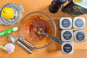 Die Marinade f&uuml;r das Fleisch aus Gew&uuml;rzen, &Ouml;l und Zitronensaft zubereiten.